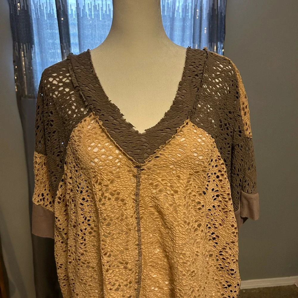 Mystree Two-Tone Crochet Short Sleeve Top in Tan and Brown - Picture 2 of 7
